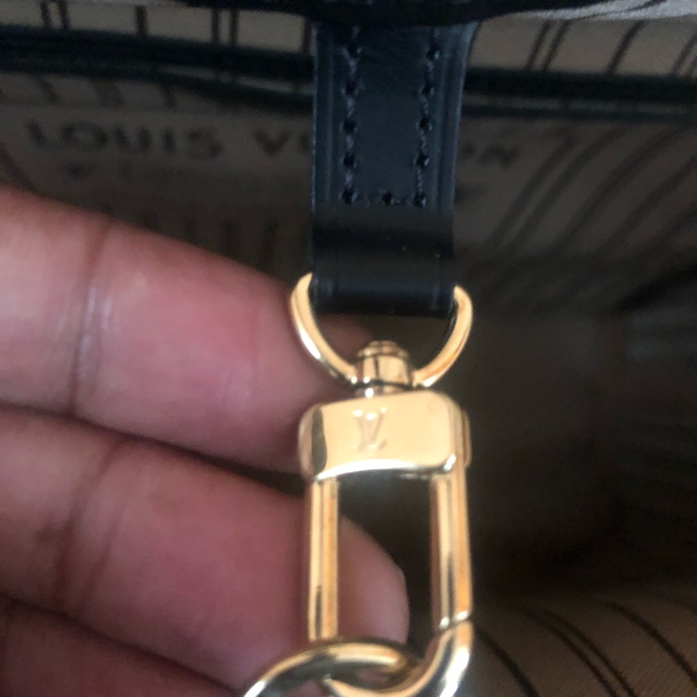 Louis Vuitton - Picture 2 of 16